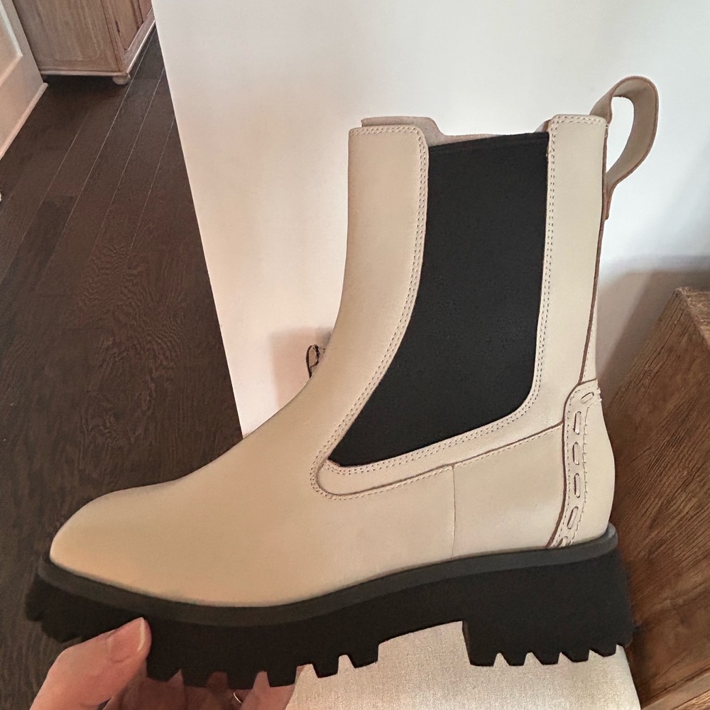 Clarks Stayso Chelsea Boots (NWT) - Picture 2 of 6